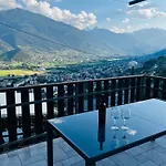 Lovely View Apartment *